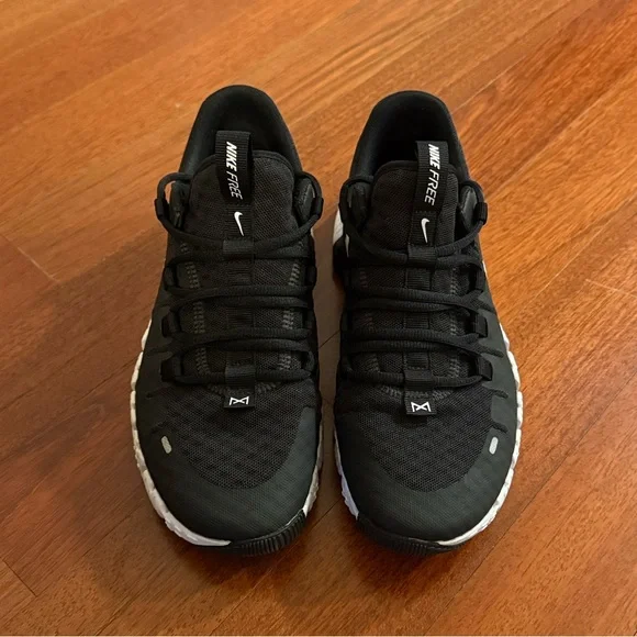 Nike Metcon 5 Black and White 8 - Picture 3 of 4